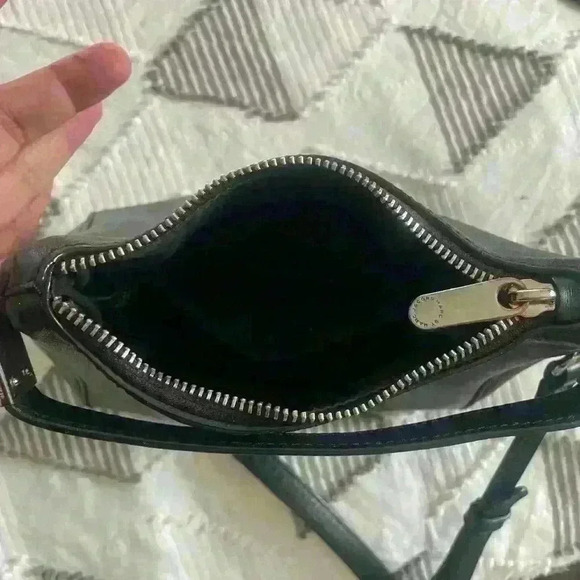 MARC By MARC JACOBS Small Crossbody (minimal discoloration on hinges) - Picture 4 of 12